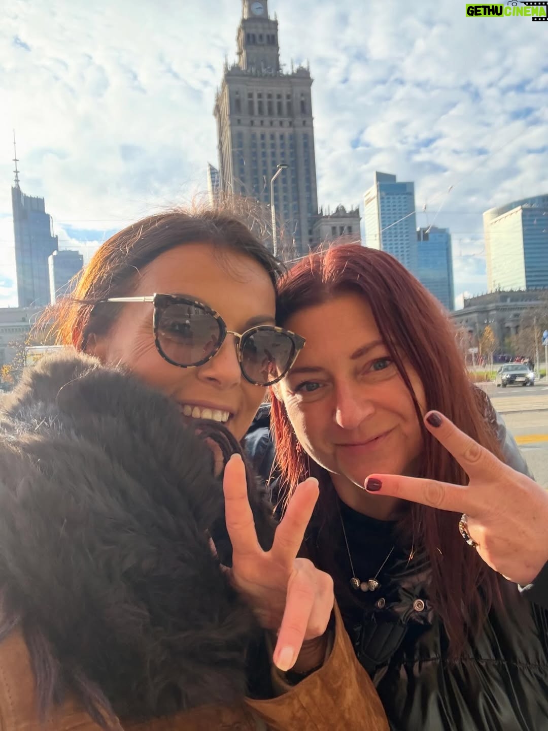 Katarzyna Glinka - 1.1K Likes - Spóźniłam się trochę z podsumowaniem 2025 roku😇😇😇

Oglądając te chwile jeszcze wyraźniej widzę co jest ważne w życiu 😍🥰

Mam cudne dzieci, wspaniałych ludzi wokół 🙏🏻🙏🏻
lojalnych przyjaciół, dobrą pracę, zdrowie i siłę żeby zwiedzać i pokazywać świat moim dzieciom, sporty, które kocham 🫶🫶

W Nowym Roku nie chcę niczego zmieniać.

Mam już wszystko ❤️❤️

Wchodzę w 2026 z wdzięcznością i ufnością🙌

Bądź dla nas dobry !!!!

#podsumowanie 
#2025