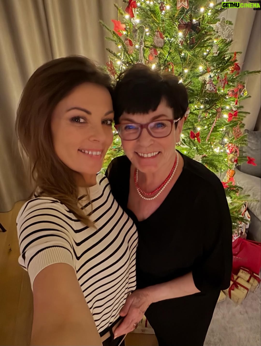 Katarzyna Glinka - 1.1K Likes - Spóźniłam się trochę z podsumowaniem 2025 roku😇😇😇

Oglądając te chwile jeszcze wyraźniej widzę co jest ważne w życiu 😍🥰

Mam cudne dzieci, wspaniałych ludzi wokół 🙏🏻🙏🏻
lojalnych przyjaciół, dobrą pracę, zdrowie i siłę żeby zwiedzać i pokazywać świat moim dzieciom, sporty, które kocham 🫶🫶

W Nowym Roku nie chcę niczego zmieniać.

Mam już wszystko ❤️❤️

Wchodzę w 2026 z wdzięcznością i ufnością🙌

Bądź dla nas dobry !!!!

#podsumowanie 
#2025