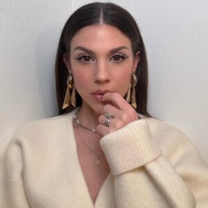 Kate Mansi Instagram - Happy Holidays 🤍
Makeup : @makeuphkp