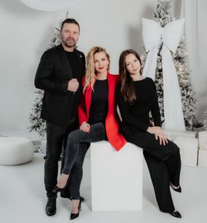 Kateřina Kristelová Instagram - Tento rok je skoro za námi a pro nás byl skvělý, protože jsme všechno zvládli spolu ♥️.
Přejeme Vám všem dvakrát tolik toho co přejete Vy nám, ať už je to cokoliv 😀🙏🏼👑.
A děkujeme tam nahoru za bílý pruh, který po všech těch černých žijeme 🫶🏻. Je to hezký.
Veselé Vánoce !