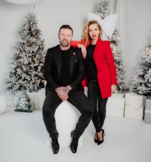 Kateřina Kristelová Instagram - Tento rok je skoro za námi a pro nás byl skvělý, protože jsme všechno zvládli spolu ♥️.
Přejeme Vám všem dvakrát tolik toho co přejete Vy nám, ať už je to cokoliv 😀🙏🏼👑.
A děkujeme tam nahoru za bílý pruh, který po všech těch černých žijeme 🫶🏻. Je to hezký.
Veselé Vánoce !