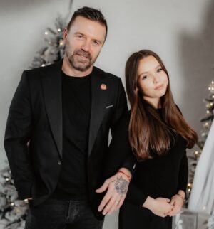 Kateřina Kristelová Instagram - Tento rok je skoro za námi a pro nás byl skvělý, protože jsme všechno zvládli spolu ♥️.
Přejeme Vám všem dvakrát tolik toho co přejete Vy nám, ať už je to cokoliv 😀🙏🏼👑.
A děkujeme tam nahoru za bílý pruh, který po všech těch černých žijeme 🫶🏻. Je to hezký.
Veselé Vánoce !