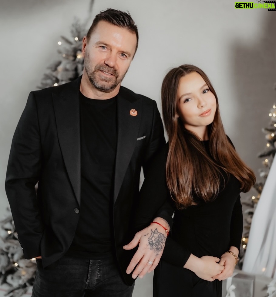 Kateřina Kristelová - 4.5K Likes - Tento rok je skoro za námi a pro nás byl skvělý, protože jsme všechno zvládli spolu ♥️.
Přejeme Vám všem dvakrát tolik toho co přejete Vy nám, ať už je to cokoliv 😀🙏🏼👑.
A děkujeme tam nahoru za bílý pruh, který po všech těch černých žijeme 🫶🏻. Je to hezký.
Veselé Vánoce !