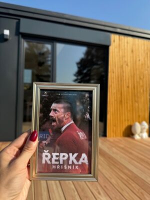 Kateřina Kristelová Instagram - ♥️ Můj muž pan Řepka má dneska NAROZENINY a já jsem na něj hrdá.
A mám pro to tisíc důvodů. 
Jsi moje osudová láska a jedinej chlap se kterým jsem se kdy cítila v bezpečí.
Fandila jsem ti vždycky ať už jsi byl v temnotě, před vyprodanýma sálama, na autogramiádách, kde tě lidi nechtějí pustit domů, nebo smutnej, zlomenej a pod tlakem. 
Pod tím mimochodem žijeme celý vztah a už je to běžná věc, který se spíš smějeme;)). 
Kolik lidí stále zaměstnává náš vztah a další souvislosti. 

Naučil jsi mě se nebát ❤️.

Miluju tě! Rada to dneska zakřičím nahlas a taky ti to pošeptám 😀🫶🏻.

Az budeš řvát na trenérský lavici budu někde vzadu mezi lidma tvoje fanynka jako vždycky 🤍.

#PriSebe ⚡️💫🪐