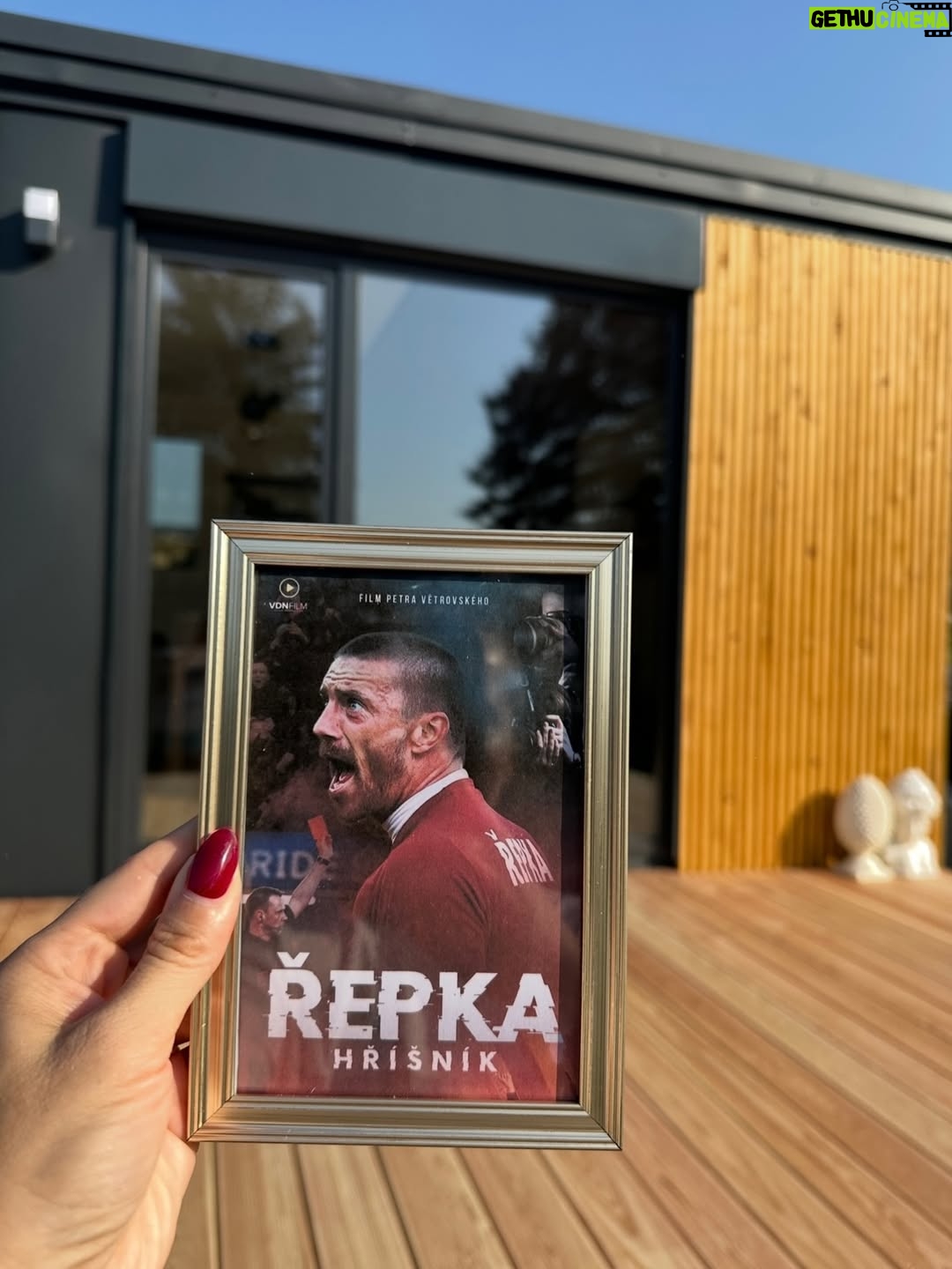 Kateřina Kristelová - 1.5K Likes - ♥️ Můj muž pan Řepka má dneska NAROZENINY a já jsem na něj hrdá.
A mám pro to tisíc důvodů. 
Jsi moje osudová láska a jedinej chlap se kterým jsem se kdy cítila v bezpečí.
Fandila jsem ti vždycky ať už jsi byl v temnotě, před vyprodanýma sálama, na autogramiádách, kde tě lidi nechtějí pustit domů, nebo smutnej, zlomenej a pod tlakem. 
Pod tím mimochodem žijeme celý vztah a už je to běžná věc, který se spíš smějeme;)). 
Kolik lidí stále zaměstnává náš vztah a další souvislosti. 

Naučil jsi mě se nebát ❤️.

Miluju tě! Rada to dneska zakřičím nahlas a taky ti to pošeptám 😀🫶🏻.

Az budeš řvát na trenérský lavici budu někde vzadu mezi lidma tvoje fanynka jako vždycky 🤍.

#PriSebe ⚡️💫🪐