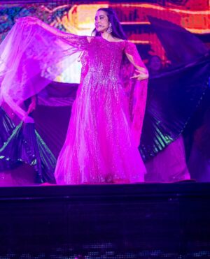 Katherine Escobar Farfan Instagram - Aún recuerdo cuando me dijeron:
- Queremos que seas la reina Ester en el musical de Ester. Insuperable.
Cuando el silencio fue mi prisión, él me dio gozo y canción.
Cuando el miedo tocó mi fe, Su Espíritu me hizo entender:
Él es el Dios que no cambia.