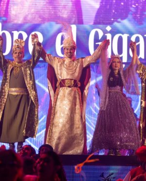 Katherine Escobar Farfan Instagram - Aún recuerdo cuando me dijeron:
- Queremos que seas la reina Ester en el musical de Ester. Insuperable.
Cuando el silencio fue mi prisión, él me dio gozo y canción.
Cuando el miedo tocó mi fe, Su Espíritu me hizo entender:
Él es el Dios que no cambia.