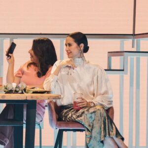 Katherine Escobar Farfan Instagram - ¿Reuniones y conflictos familiares de fin de año? ¿Cómo sobrevivir sin morir en el intento? Te amo Loop.
Si en tu familia no hay una tía Yudy; arrogante, orgullosa y sin mucha prudencia para hablar, es porque la tía Yudy eres tú. 🫢
Para mi fue un sueño cumplido interpretarla y todo lo vivido en LOOP.
#LoopELSP