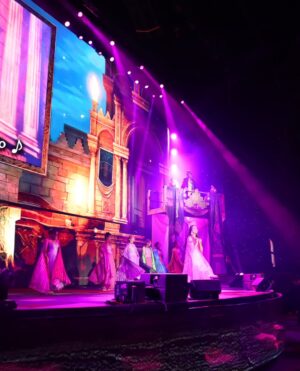 Katherine Escobar Farfan Instagram - Aún recuerdo cuando me dijeron:
- Queremos que seas la reina Ester en el musical de Ester. Insuperable.
Cuando el silencio fue mi prisión, él me dio gozo y canción.
Cuando el miedo tocó mi fe, Su Espíritu me hizo entender:
Él es el Dios que no cambia.