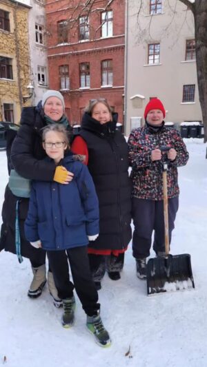Kathy Kelly Instagram - Gestern als wir angekommen sind in Lutherstadt in Wittenberg ,brauchten wir  kurz Hilfe mit der Schnee am Boden , ist unglaublich wie schnell die Menschen hilft bereit sind und das Zussamen da ist wen in Not ! Danke Ramona, Mutter und Son Maxamilian und so viele Nachbarn , die auch geholfen haben .Ich liebe dieses Deutschland ist genau das Deutschland die wir kennengelernt haben in euren Straßen , euren stadtfeste, euren Weihnachtsmärkte  Mich berührt es, und ich finde ich bin  previligiert es kennengelernt zur haben und es immer wieder zur berühren , und zur erfahren  Heute ist unseren letzen konzert in Schwerin  ich freue mich so sehr drauf #kathykellyofficial #kellyfamilyofficial #schwerin #schneezauber #schnee
