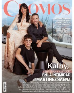 Kathy Saenz Instagram - #PortadaCromos ❤️ Kathy, Sebastián y Amador: En la intimidad de los Martínez Sáenz 😍✨

La protagonista de esta edición parece tocada por la gracia y la perfección 🥰 El color de su voz, su energía aterciopelada y su porte elegante son proporcionales a una belleza literaria o de estrella de cine 😱

No tiene que esforzarse por ser inolvidable: cualquier gesto espontáneo, palabra, sonrisa o mirada frente a la cámara quedan impresas en la retina. La próxima vez que alguien lea o escuche la palabra garbo, le será imposible dejar de pensar en Kathy Sáenz 😍

También puedes leer en esta edición:

👩‍👧❤️‍🩹 La relación con la madre: unas veces dulce, otras no tanto
 
🇮🇷 “Hay un desencanto de la juventud en el Irán de hoy”, Raffaele Mauriello, el único profesor titular extranjero en una universidad de Irán desde la Revolución islámica de 1979

😳🔥 Medellín atrapada en la explotación sexual

😭💔 Automaternarnos, el irremediable camino cuando la madre no está

🧠 Francisco Lopera, el neurólogo que guarda los secretos del alzheimer

Estos temas y mucho más en nuestra edición impresa ¡Adquiérela ya! 👀

Dirección General: Carlos Torres
Fotos: @delvecchio21
Dirección de Fotografía: @felipemleon
Styling: @pausan2015
Maquillaje: @velentinartiste
Locación: @videre.bogota
Mobiliario: @schaller_oficial
Vestuario: @grupoklasikocolombia #SuitsupplyColombia
Kathy: Top y falda de @alitzagarciar, Sebastián: Total look de @giannigamarraofficial Amador: Saco y jeans de @hm Joyas de @fenomena

#KathySáenz #DíaDeLaMadre #SebastiánMartínez #Amador #Cromos #RevistaCromos