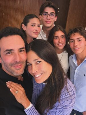 Kathy Saenz Instagram - Mi vida linda 
Feliz  cumpleaños ❤️
Yo bendigo el día que tú llegaste a este mundo, ese día marcó mi existencia también.
Cada día de mi vida agradezco y disfruto te tu maravillosa presencia. 
Eres el mejor y más grande regalo que  la vida me dio.
Solo espero poder honrarte, amarte, y caminar el resto de días que quedan junto a ti.
Te amo mi alma gemela con toda la grandeza de mi alma por siempre ❤️❤️❤️
07-01-2026