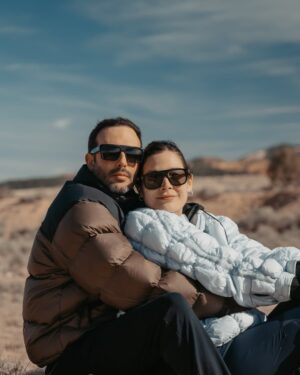 Kathy Saenz Instagram - En algún lugar de la galaxia te encontré …
Mi alma festejó por eras y la luz del amor verdadero se manifestó …
Eres ese calor que acompaña mis lunas …
No podré expresar jamás en palabras la infinitud de mi amor por ti.
Gracias mi @cleal91 por captar siempre los momentos más especiales