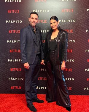 Kathy Saenz Instagram - Anoche fue el lanzamiento mundial de PÁLPITO🫀
¡Muchos llevamos esperándolo con ansias!
A partir de hoy esta disponible en @netflixlat @netflixcolombia y en todo el 🌎
Si la temporada 1 estuvo de locos, no se imaginan la segunda!!
Felicitaciones a todos y sobre todo a mi amado @sebastianmartinezn por un trabajo impecable🫀
Gracias infinitas a:
@allbaute por mi vestido♥️
@valenartiste por ser la mejor maquilladora del mundo♥️✨