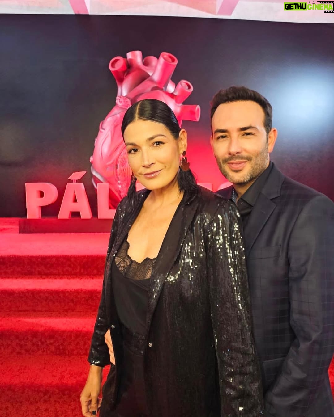 Kathy Saenz - 139.8K Likes - Anoche fue el lanzamiento mundial de PÁLPITO🫀
¡Muchos llevamos esperándolo con ansias! 
A partir de hoy esta disponible en @netflixlat @netflixcolombia  y en todo el 🌎
Si la temporada 1 estuvo de locos, no se imaginan la segunda!!
Felicitaciones a todos y sobre todo a mi amado @sebastianmartinezn por un trabajo impecable🫀

Gracias infinitas a:
@allbaute por mi vestido♥️
@valenartiste por ser la mejor maquilladora del mundo♥️✨