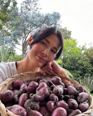 Kathy Saenz Instagram - Las cosas simples son las que más producen felicidad…
Poder cosechar nuestras propias papitas nativas es algo que hincha mi corazón y mi Espíritu.
Papitas cultivadas con todo el amor, devuelven alimento amoroso.
Estoy feliz !!! ♥️♥️♥️