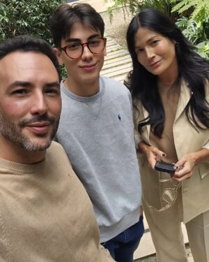 Kathy Saenz Instagram - 🤳❤️🧁