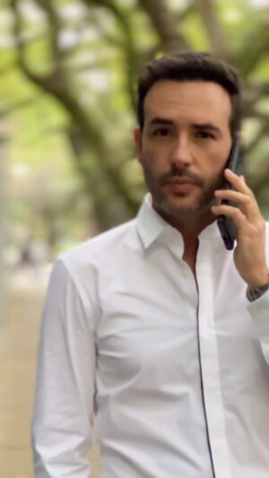 Kathy Saenz Instagram - Cuando estoy con él, y no tiene idea de lo lindo que lo veo 😍♥️
¡Guapo de mi corazón !! @sebastianmartinezn 📲 cuelga ya !!!! Jajajaj