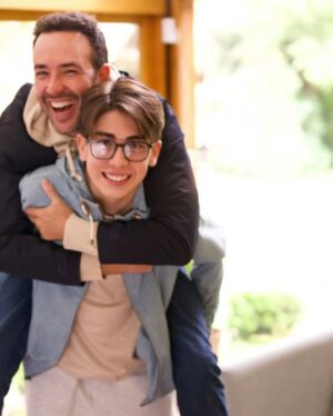 Kathy Saenz Instagram - Que lindo tener una excusa más para decirte que eres el mejor papá del mundo, eres un papá ejemplar, lleno de cualidades maravillosas que han sido y serán de gran ejemplo❤️✨
Gracias por el Amor, la dedicación y la cualidad infinita de dar día a día con un corazón tan amplio y puro.
Te Amamos mi amor divino @sebastianmartinezn ❤️
@amadormartinezsaenz 
✨
❤️