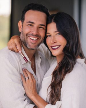 Kathy Saenz Instagram - ¿Qué mejor que compartir tu cumpleaños con el amor de tu vida?
Cumplir años CASI el mismo día es solo una de esas señales de que estamos hechos el uno para el otro. Este año decidimos escaparnos y pasarla juntos para celebrar.
Peroooo, cuando tienes a una mujer como @kathysaenzh, sabes que el detalle también tiene que durar…como sus besos con @lbelonline❤️
#publicidad