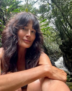 Kathy Saenz Instagram - Secuencia en un lugar feliz…
Secuencia natural de lo que soy …