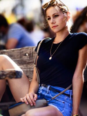 Katrin Heß Instagram - flashback friday… Ein Schnappschuss aus einem für mich besonderen Sommer mit einem ganz bereichernden Herzens-Projekt. Auf dass dieser Sommer genauso erinnerungswürdig und berührend ist. 

#summervibes #besetzung #casting @zentralbuero_agentur pic by @klaudius_dziuk