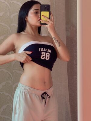 Kaushiki Rathore Instagram - showing off🥴