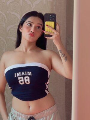 Kaushiki Rathore Instagram - showing off🥴