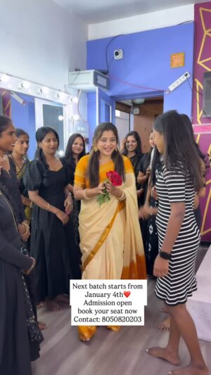 Kaveri Bagalkote Instagram - Next batch starts from January 4th
Admission open
Book your seat now
Contact: 8050820203
#kaveribagalkote #makeupartist #kannada #love #trending #reels #makeup #hairstyle
