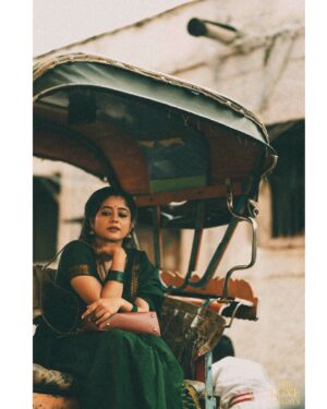 Kaveri Bagalkote Instagram - ~ಭಾಗ-೨
ಮೌನದಲ್ಲೂ ಹೊಳೆಯುವ ಅವಳ ಮರುಕು…
ಸಮಯವೇ ನಿಲ್ಲುತ್ತದೆ,
ಅವಳ ನಗುವಿನಲ್ಲಿ ಆಕಾಶವೂ ತನ್ನ ಬೆಳಕನ್ನು ಮರೆಯುತ್ತದೆ!♥️
.
In frame: @kaveri_bagalkote_official
Visuals: @theluxevisuals.in @shree_badami