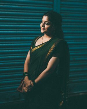 Kaveri Bagalkote Instagram - ಅವಳ ಕಣ್ಣಿನ ಮಿಂಚು, ಕಾಲವೇ ನಿಂತಂತಿದೆ,
ಅವಳ ಹೆಜ್ಜೆಯ ನಾದ, ಕನಸೇ ಜೀವಂತವಾಗಿದೆ✨
2 ಭಾಗಕ್ಕಾಗಿ
@kaveri_bagalkote_official
@theluxevisuals.in
ವಿಕ್ಘಿಸಿ