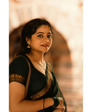 Kaveri Bagalkote Instagram - ~ಭಾಗ-೨
ಮೌನದಲ್ಲೂ ಹೊಳೆಯುವ ಅವಳ ಮರುಕು…
ಸಮಯವೇ ನಿಲ್ಲುತ್ತದೆ,
ಅವಳ ನಗುವಿನಲ್ಲಿ ಆಕಾಶವೂ ತನ್ನ ಬೆಳಕನ್ನು ಮರೆಯುತ್ತದೆ!♥️
.
In frame: @kaveri_bagalkote_official
Visuals: @theluxevisuals.in @shree_badami