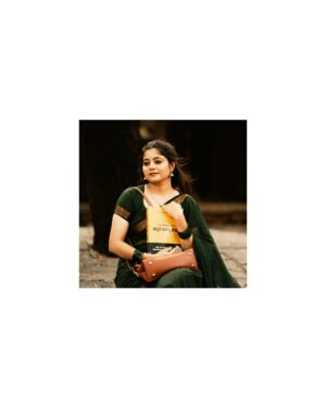Kaveri Bagalkote Instagram - ~ಭಾಗ-೨
ಮೌನದಲ್ಲೂ ಹೊಳೆಯುವ ಅವಳ ಮರುಕು…
ಸಮಯವೇ ನಿಲ್ಲುತ್ತದೆ,
ಅವಳ ನಗುವಿನಲ್ಲಿ ಆಕಾಶವೂ ತನ್ನ ಬೆಳಕನ್ನು ಮರೆಯುತ್ತದೆ!♥️
.
In frame: @kaveri_bagalkote_official
Visuals: @theluxevisuals.in @shree_badami