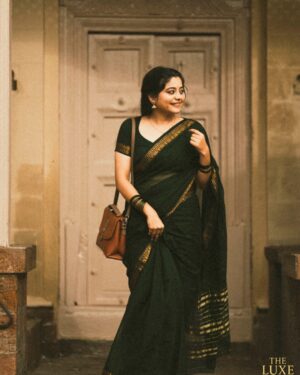 Kaveri Bagalkote Instagram - ಅವಳ ಕಣ್ಣಿನ ಮಿಂಚು, ಕಾಲವೇ ನಿಂತಂತಿದೆ,
ಅವಳ ಹೆಜ್ಜೆಯ ನಾದ, ಕನಸೇ ಜೀವಂತವಾಗಿದೆ✨
2 ಭಾಗಕ್ಕಾಗಿ
@kaveri_bagalkote_official
@theluxevisuals.in
ವಿಕ್ಘಿಸಿ