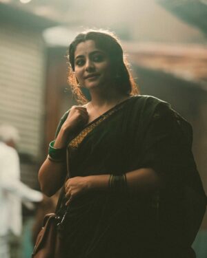 Kaveri Bagalkote Instagram - ಅವಳ ಕಣ್ಣಿನ ಮಿಂಚು, ಕಾಲವೇ ನಿಂತಂತಿದೆ,
ಅವಳ ಹೆಜ್ಜೆಯ ನಾದ, ಕನಸೇ ಜೀವಂತವಾಗಿದೆ✨
2 ಭಾಗಕ್ಕಾಗಿ
@kaveri_bagalkote_official
@theluxevisuals.in
ವಿಕ್ಘಿಸಿ