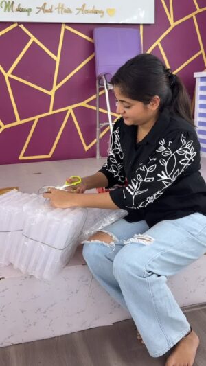 Kaveri Bagalkote Instagram - Very excited to meet my 14th batch students 😍❤️
.
.
.
.
.
.
.
#kaveribagalkote #trending #makeup #hairsylist #karnataka