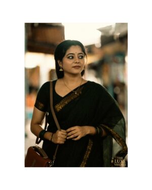 Kaveri Bagalkote Instagram - ಅವಳ ಕಣ್ಣಿನ ಮಿಂಚು, ಕಾಲವೇ ನಿಂತಂತಿದೆ,
ಅವಳ ಹೆಜ್ಜೆಯ ನಾದ, ಕನಸೇ ಜೀವಂತವಾಗಿದೆ✨
2 ಭಾಗಕ್ಕಾಗಿ
@kaveri_bagalkote_official
@theluxevisuals.in
ವಿಕ್ಘಿಸಿ