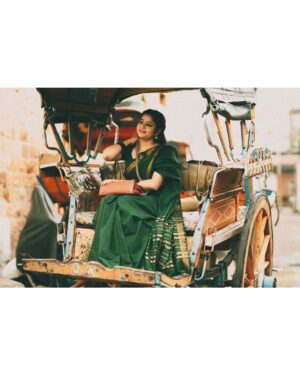 Kaveri Bagalkote Instagram - ~ಭಾಗ-೨
ಮೌನದಲ್ಲೂ ಹೊಳೆಯುವ ಅವಳ ಮರುಕು…
ಸಮಯವೇ ನಿಲ್ಲುತ್ತದೆ,
ಅವಳ ನಗುವಿನಲ್ಲಿ ಆಕಾಶವೂ ತನ್ನ ಬೆಳಕನ್ನು ಮರೆಯುತ್ತದೆ!♥️
.
In frame: @kaveri_bagalkote_official
Visuals: @theluxevisuals.in @shree_badami