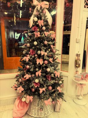 Kavita Ghai Instagram - Christmas may have packed up its lights, but the magic stays on because a brand new year is about to begin🎄✨