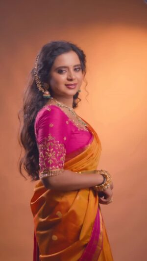 Kavyashree Gowda Instagram - Cutting-edge culture draped in silk 🧡💗
.
.
Blouse : @dt_bridalstudio
Jewelry : @vaiduryahouse
#kavyashreegowdaofficial #ksg #silk #love #gowri #mangalagowri #mgm #bigboss9
#kavyashreegowda