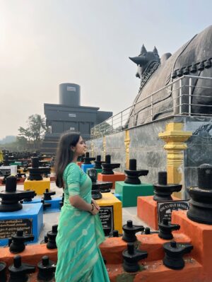 Kavyashree Gowda Instagram - I believe nothing happens by mistake. You know, the universe has a divine plan. That sounds dramatic. 01/01/2026❤️🧿☘️
.
.
#kotilingeshwaratemple #kotilingeshwara #lordshiva #gowri #kavyashreegowda #ksg
