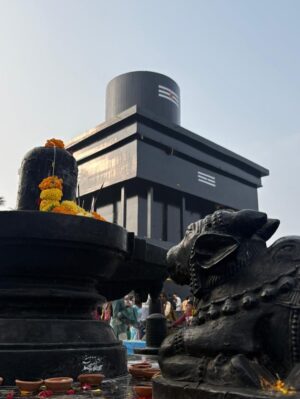 Kavyashree Gowda Instagram - I believe nothing happens by mistake. You know, the universe has a divine plan. That sounds dramatic. 01/01/2026❤️🧿☘️
.
.
#kotilingeshwaratemple #kotilingeshwara #lordshiva #gowri #kavyashreegowda #ksg