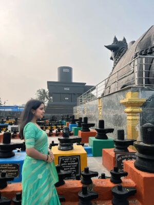Kavyashree Gowda Instagram - I believe nothing happens by mistake. You know, the universe has a divine plan. That sounds dramatic. 01/01/2026❤️🧿☘️
.
.
#kotilingeshwaratemple #kotilingeshwara #lordshiva #gowri #kavyashreegowda #ksg