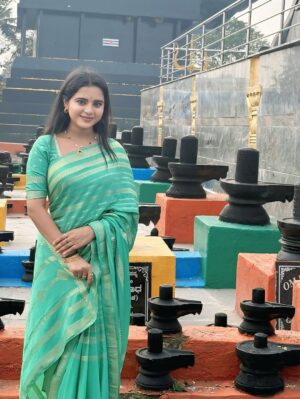 Kavyashree Gowda Instagram - I believe nothing happens by mistake. You know, the universe has a divine plan. That sounds dramatic. 01/01/2026❤️🧿☘️
.
.
#kotilingeshwaratemple #kotilingeshwara #lordshiva #gowri #kavyashreegowda #ksg