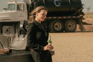 Kayla Wallace Instagram - She’s usually a Tito’s and soda girl. Episode 6 is now streaming🍻@landmanpplus 

@paramountplus