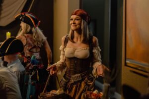 Kayla Wallace Instagram - We have fun on @landmanpplus 🏴‍☠️ 

New episode now streaming on @paramountplus