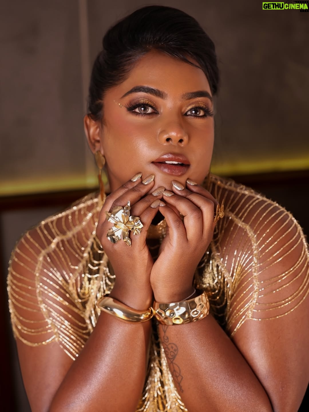 Keerthana Ravindran - 16.9K Likes - Rich skin. Real glow !

Mua @nizanmakeovers 
.
.
#DuskySkinMakeup
#DeepSkinMakeup
#MelaninRichSkin
#BrownSkinBeauty
#RichComplexion