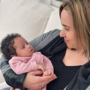 Kellee Stewart Instagram - MANAGED with LOVEš
Oh, how sweet it is for my amazing and brilliant manager @robynlb129 to meet her tiniest new client!šš„° Auntie Robyn and mommy have a longstanding special relationship in the world of fertility. Robyn and I executive produced and sold my fertility story ā29 Eggsā together to A&E studios for Lifetime @lifetimetv
Even though Covid shut the movie down, Iād like to think it needed a different ending. It needed our Baby Phoenix to be born! Who knows, they say babies bring magic! To be continuedā¦
WE LOVE YOU Auntie Robyn! Thank you for making the trip and bringing Mama Blue to meet our best creation yet! You are THE BEST!!
#AuntieManager #AuntieGang #Nixie