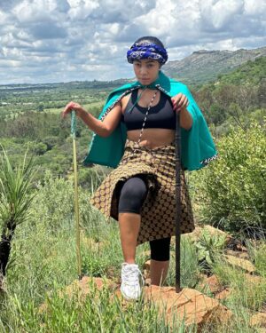 Kelly Khumalo Instagram - Impilo yomlaphi isezimfihlakalweni zemvelo…..Khuphuka Skhumba kasigqokwa ngabafokazana sigqokwa ngamaKhosi Nezilo, Zindlovue ezibantu 👏🏽🤴🏾🐆