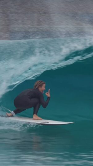 Kelly Noonan Instagram - Can we try to get shampoo!!! @kellygores & @juleshough blowing minds @kswaveco @austinsurfclubtx 📹: @ryanperry @jacobtmoss @davidarchy ||| @outerknown @airtahitinui @air_tahiti @vitacoco @turtleboxaudio @ford.tahiti @firewiresurfboards @stormbladeboards @letahaabypearlresorts @letikehaubypearlresorts @leboraborabypearlresorts @vahineprivateisland @hiltonhoteltahiti @dafinhi @shadesunscreen @erewhon